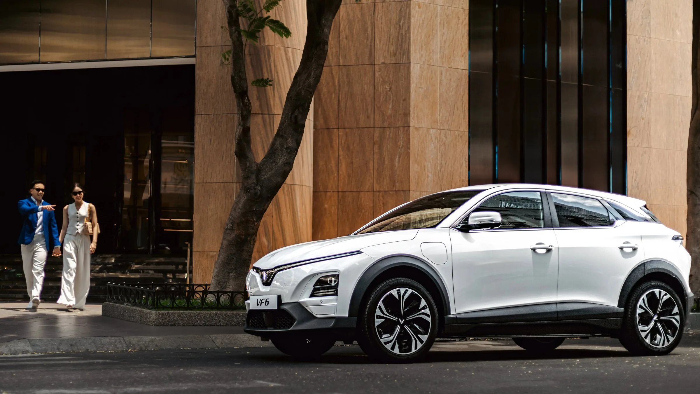 Mobil listrik VinFast di showroom premium